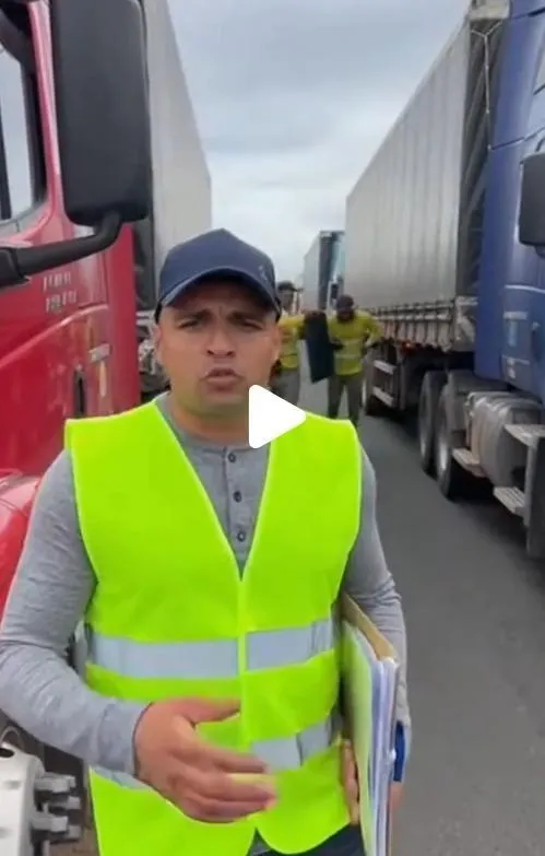 Verificado: Imagens de IA que simulam greve dos caminhoneiros circulam nas redes como reais